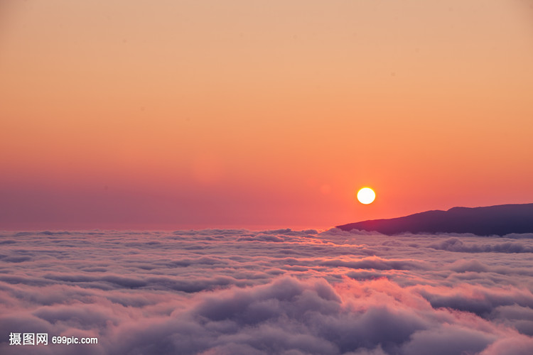 霞光萬頃繪云海 捕捉夕陽晚霞下的磅礴畫卷